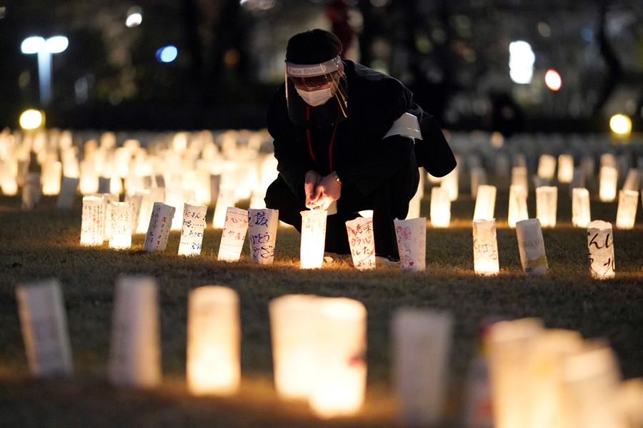Japoneses acendem lanternas de papel em homenagem às vítimas do terremoto, tsunami e acidente nuclear de 10 de março de 2011