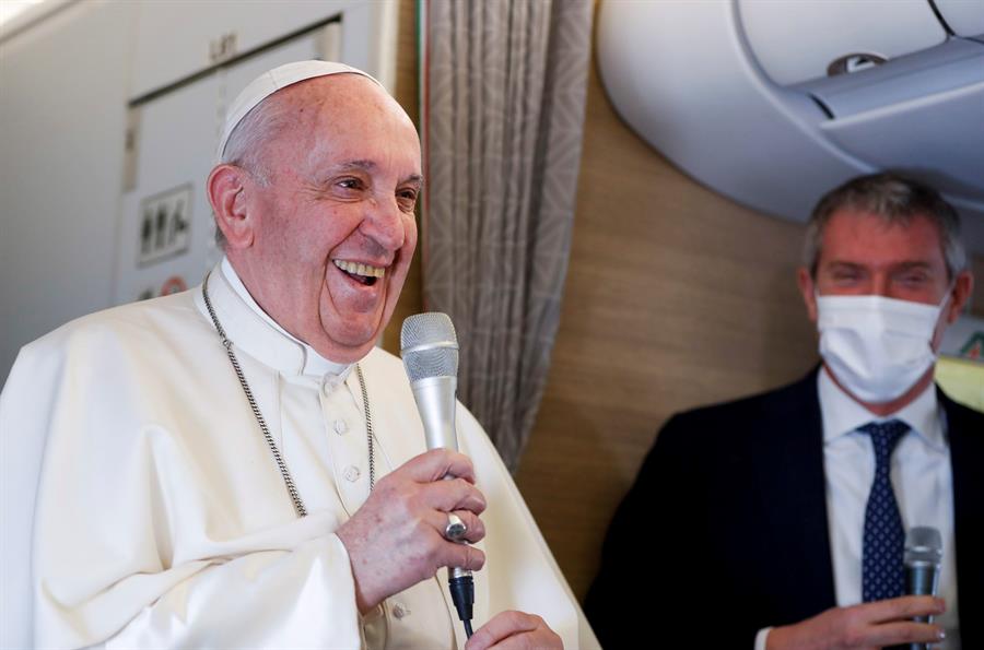 Papa Francisco a bordo do avião que o levou do Iraque de volta ao Vaticano