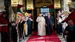 Primeiro-ministro do Iraque, Mustafa Al-Kadhimi, ao lado do papa Francisco durante reunião em Bagdá