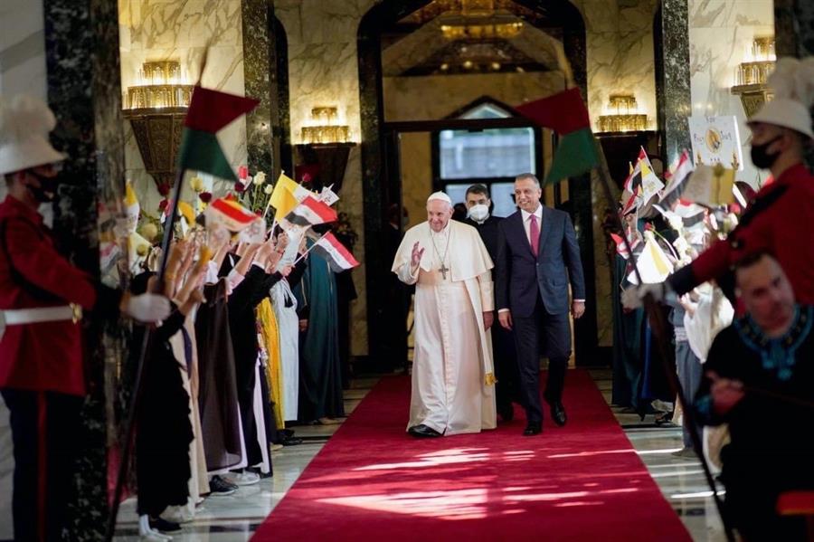 Primeiro-ministro do Iraque, Mustafa Al-Kadhimi, ao lado do papa Francisco durante reunião em Bagdá