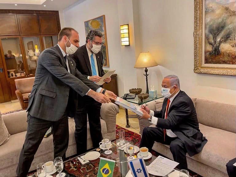 Eduardo Bolsonaro e ministro Ernesto Araujo entregando papel ao primeiro ministro de Israel