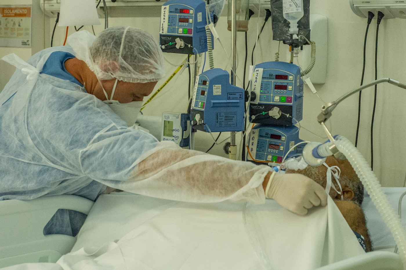 Paciente na UTI-Covid, em Hospital da Restinga, na zona sul de Porto Alegre