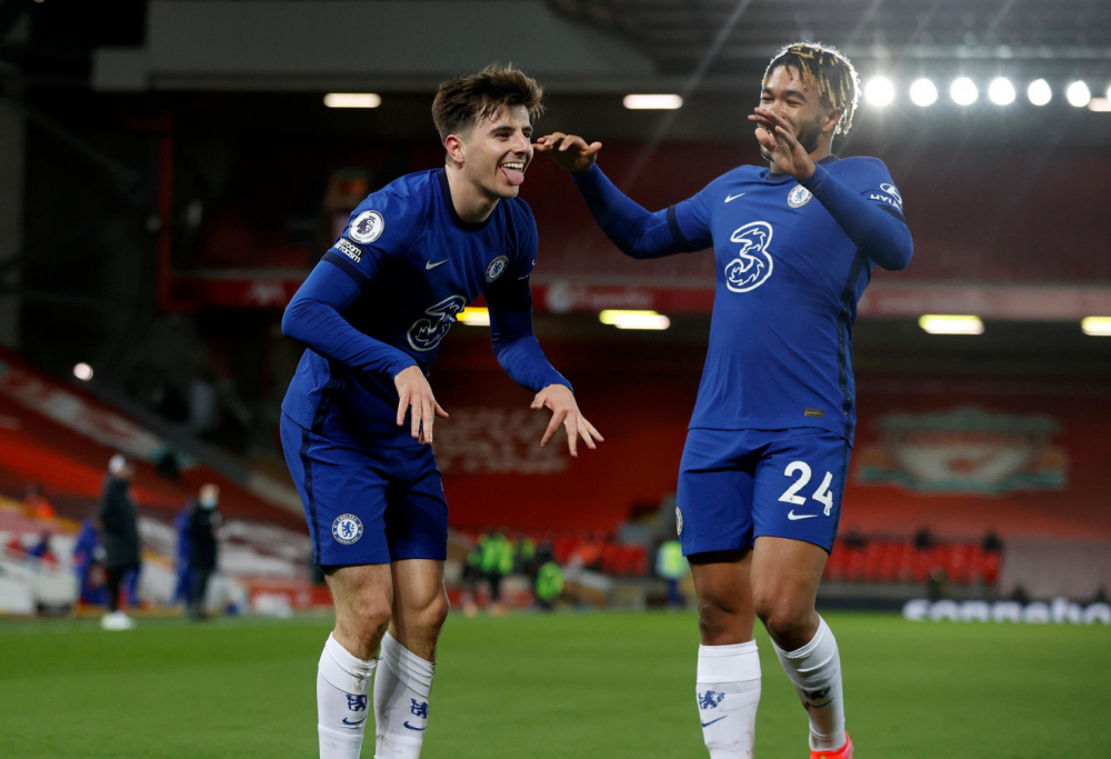 mason mount, do chelsea, comemora gol contra o Liverpool na Premier League