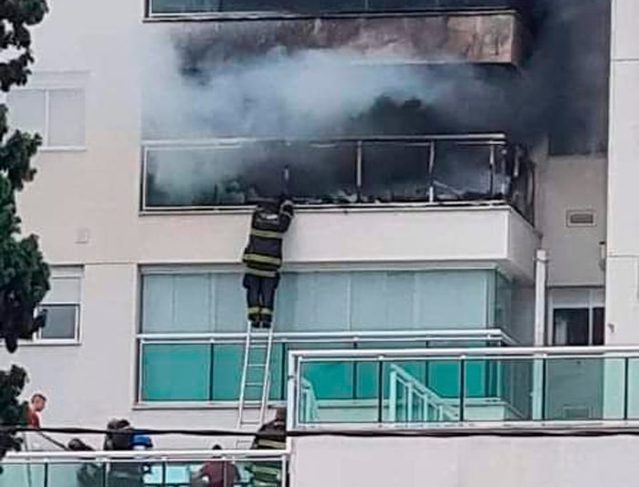 Bombeio na janela de um apartamento com fumaça