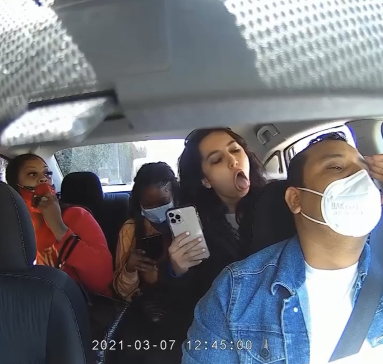 Mulher é presa por tossir propositalmente sem máscara sobre motorista de Uber