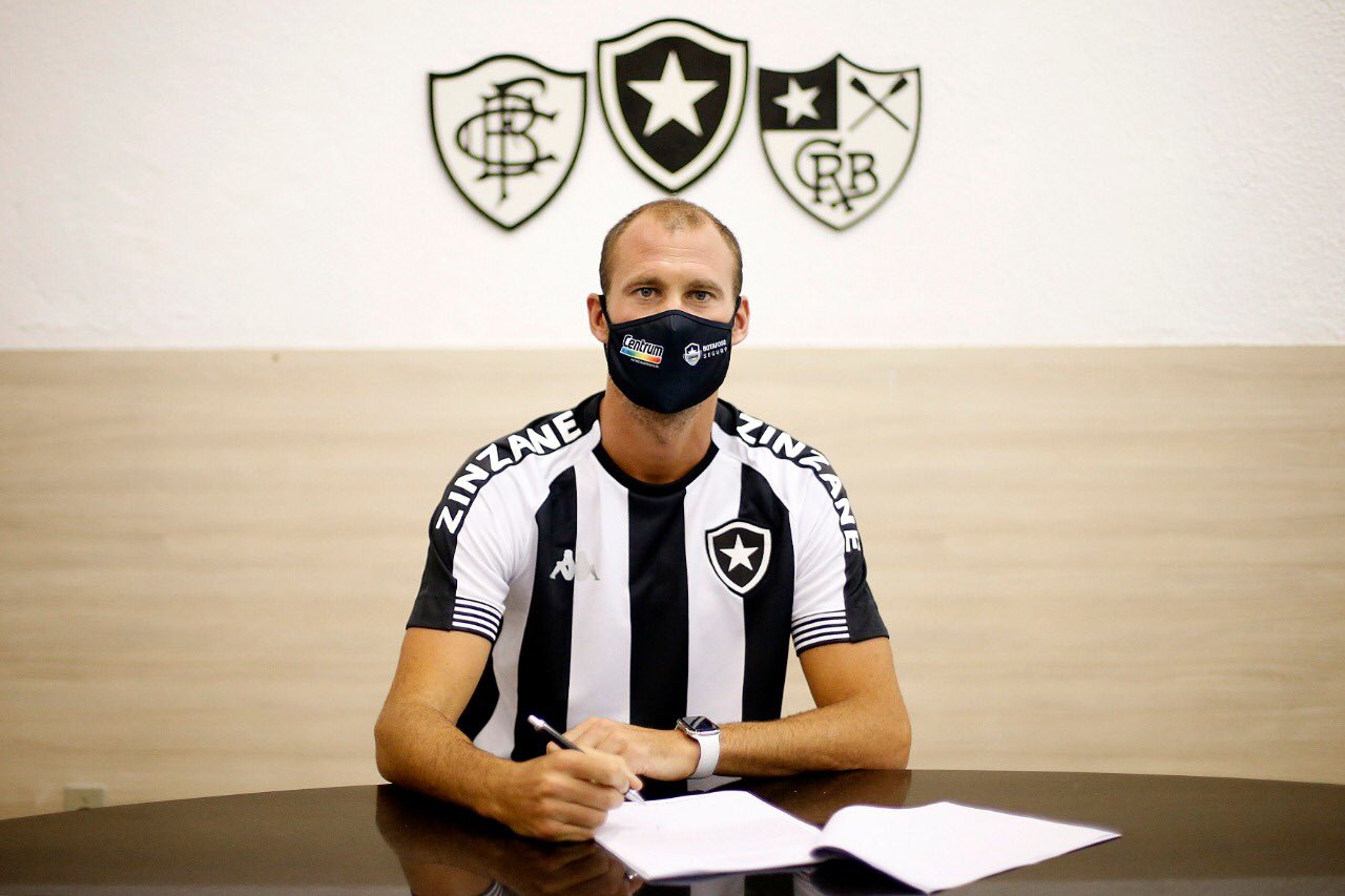 Joel Carli assina contrato do seu retorno ao Botafogo