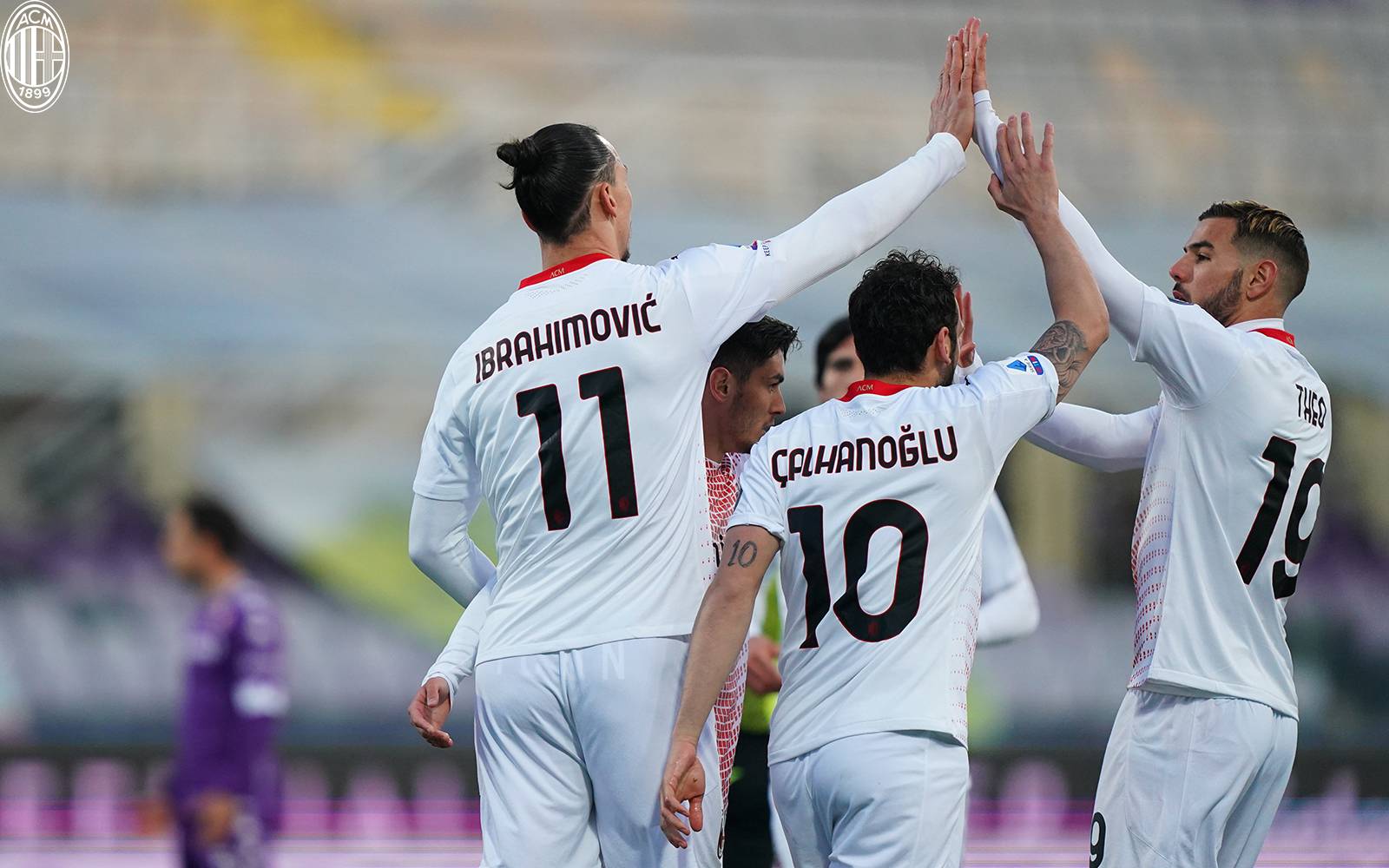 Jogadores do Milan comemorando gol em campo
