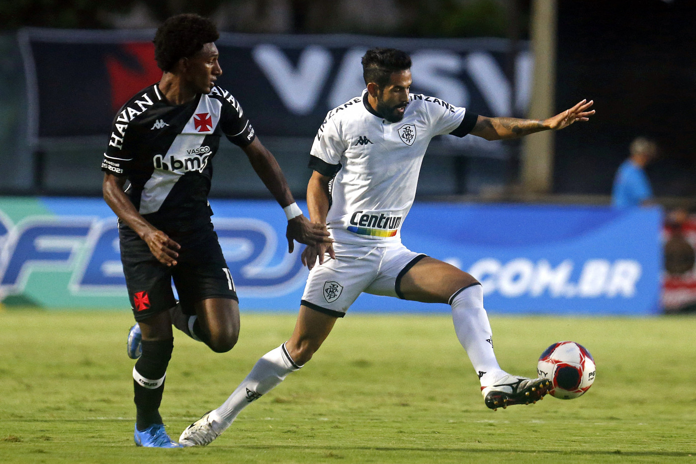 Jogadores do Botafogo e Vasco disputam jogo