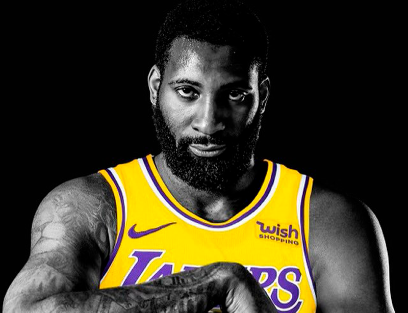 O jogador de basquete Andre Drummond com camiseta do Lakers