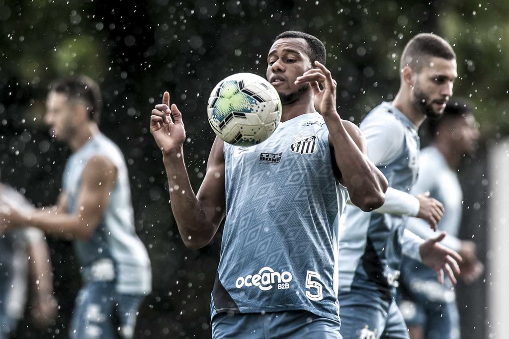 Jogador Copete do Santos com a bola no peito