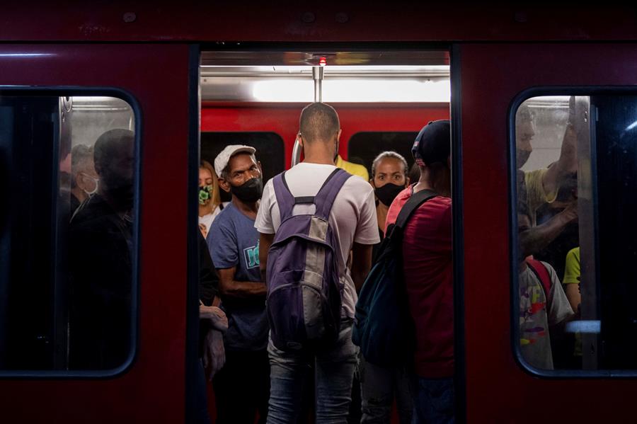 Passageiros embarcam no metrô de Caracas, na Venezuela, que voltou a ser pago nesta segunda-feira, 1 de março