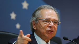Ministro da Economia, Paulo Guedes, fala com o dedo apontando para o lado direito