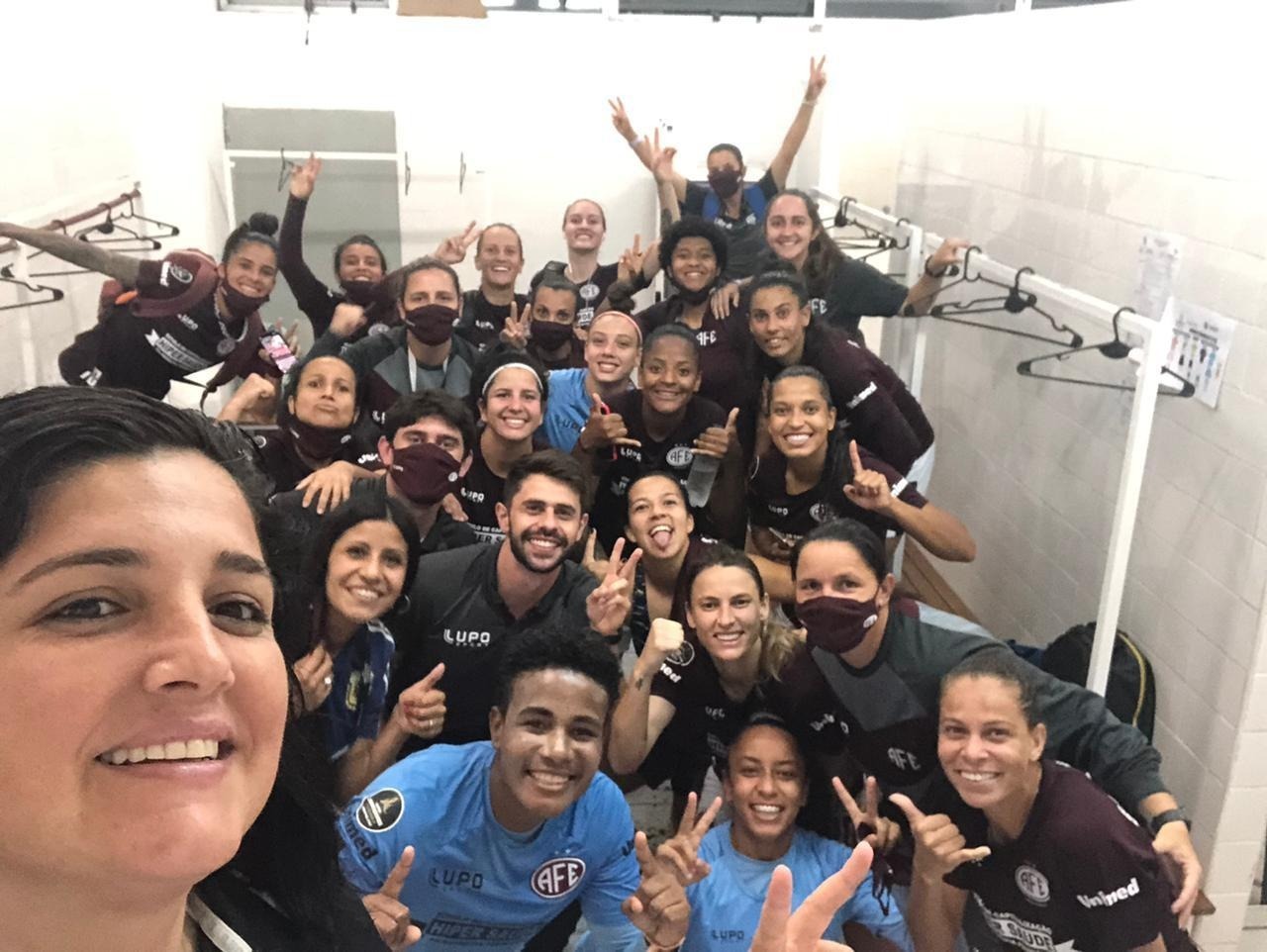 Jogadoras da Ferroviária comemorando vitória na Libertadores Feminina