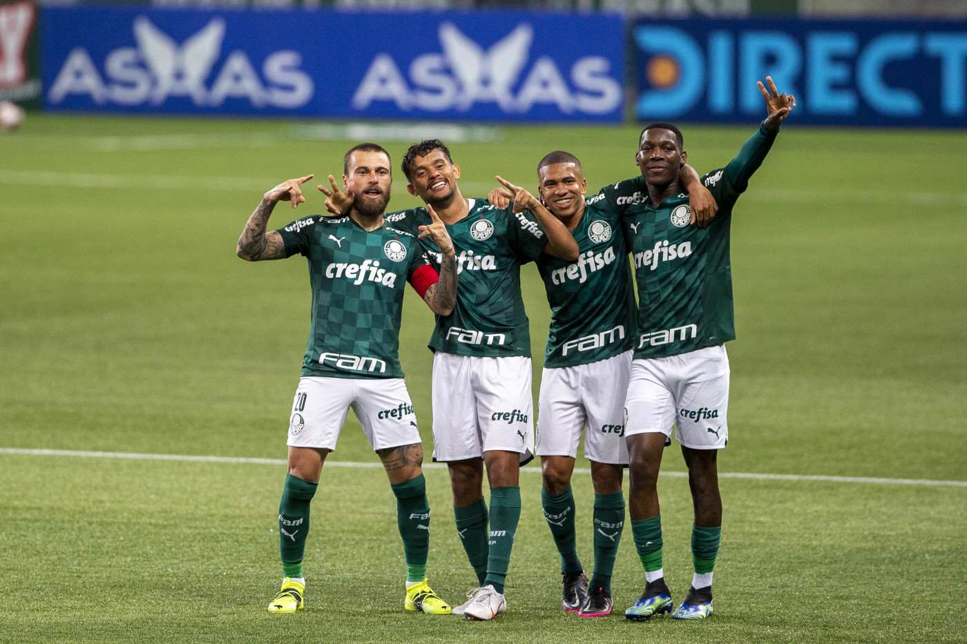 jogadores do Palmeiras comemoram vitória contra o São Caetano, no Paulistão