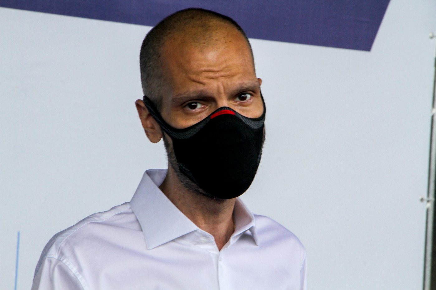 O prefeito Bruno Covas usando máscara