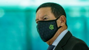 Imagem mostra o vice-presidente Hamilton Mourão de paletó, gravata e máscara do Flamengo
