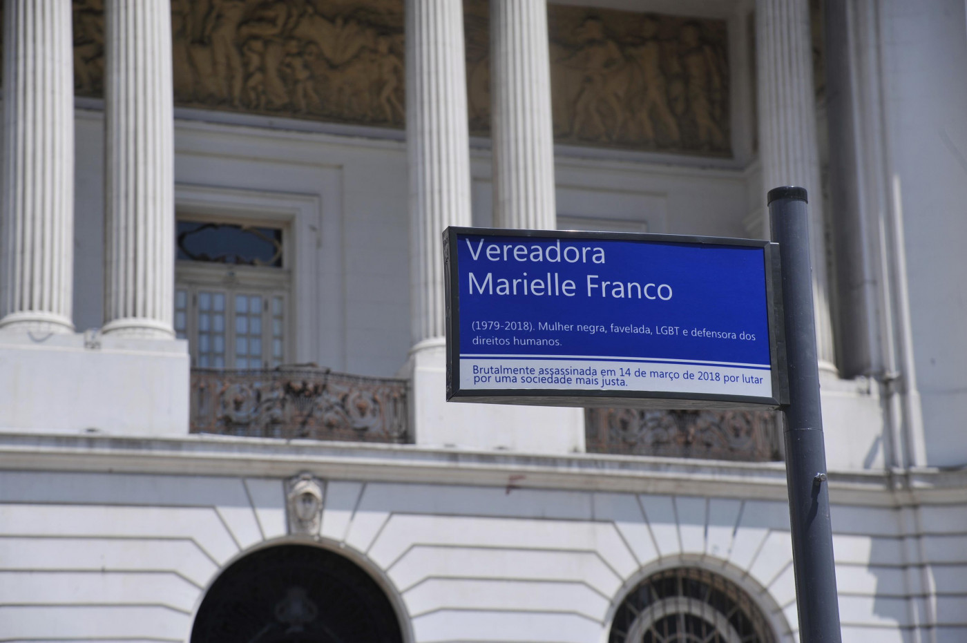 Placa em homenagem à vereador Marielle Franco, em frente à Câmara Municipal do Rio de Janeiro