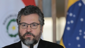 O ministro das Relações Exteriores, Ernesto Araujo, na frente da bandeira do Brasil