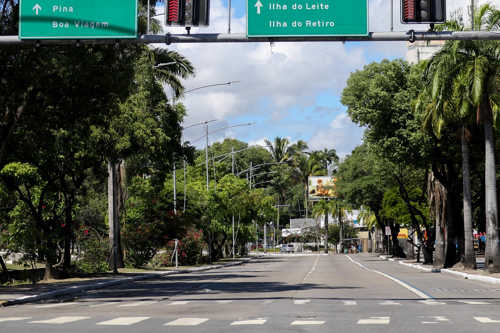 Avenida vazia no Recife