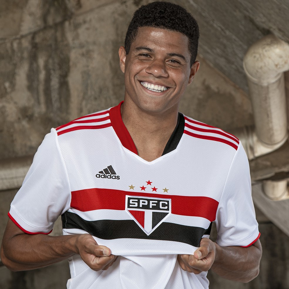 Gabriel Sara com a nova camisa do São Paulo