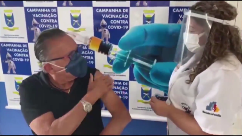Galvão Bueno recebendo a primeira dose da vacina contra a Covid-19