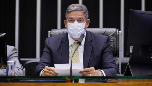 De máscara, Arthur Lira, presidente da Câmara dos Deputados, comanda votação