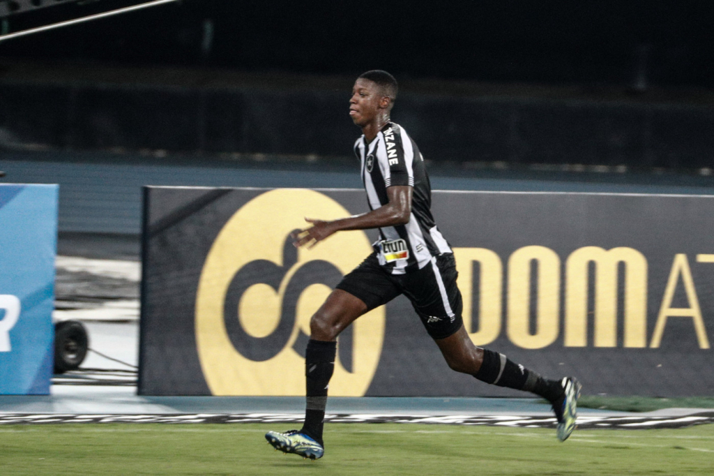 Matheus Babi comemora gol com a camisa do Botafogo