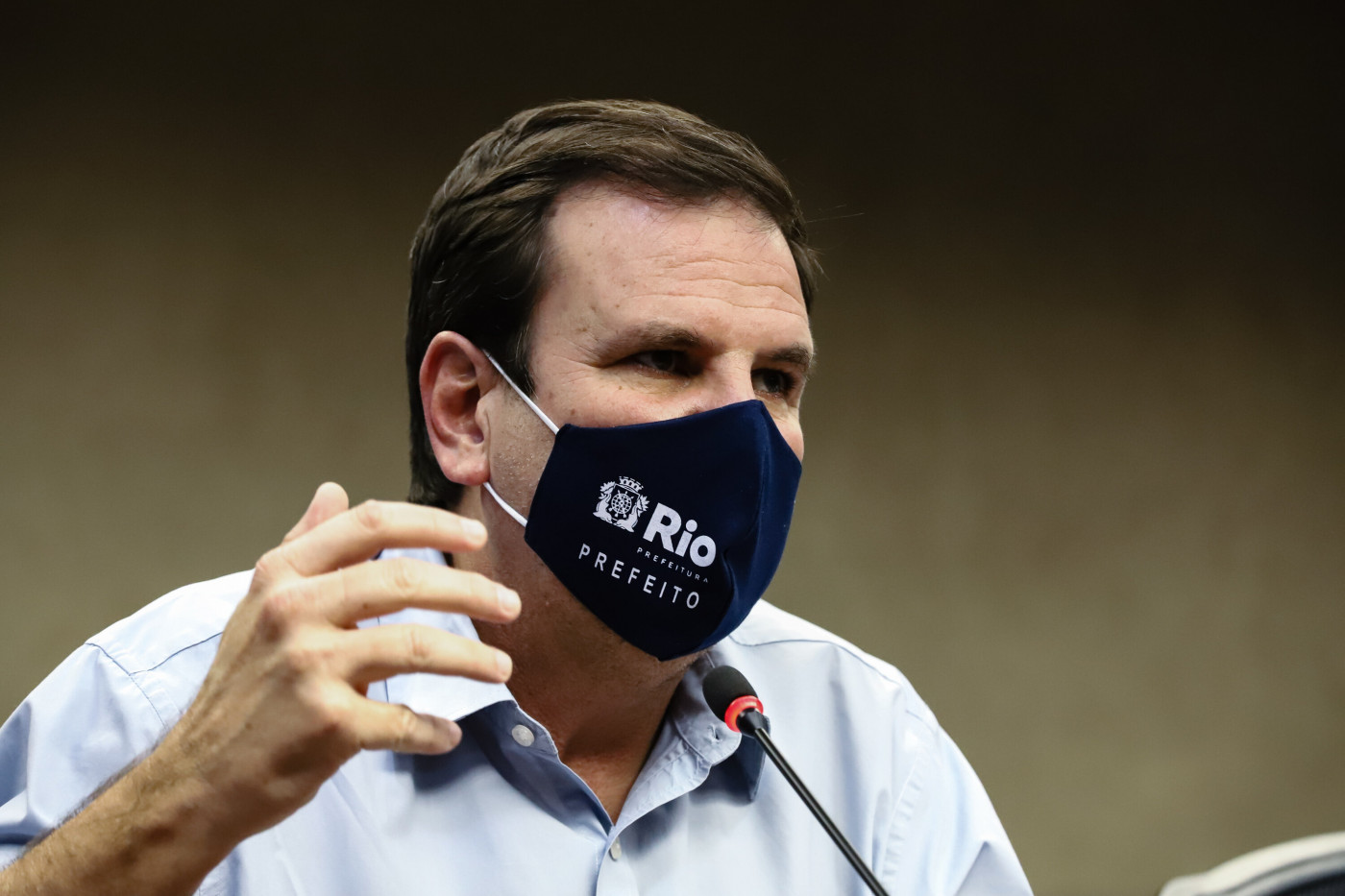 Eduardo Paes usando máscara durante coletiva de imprensa