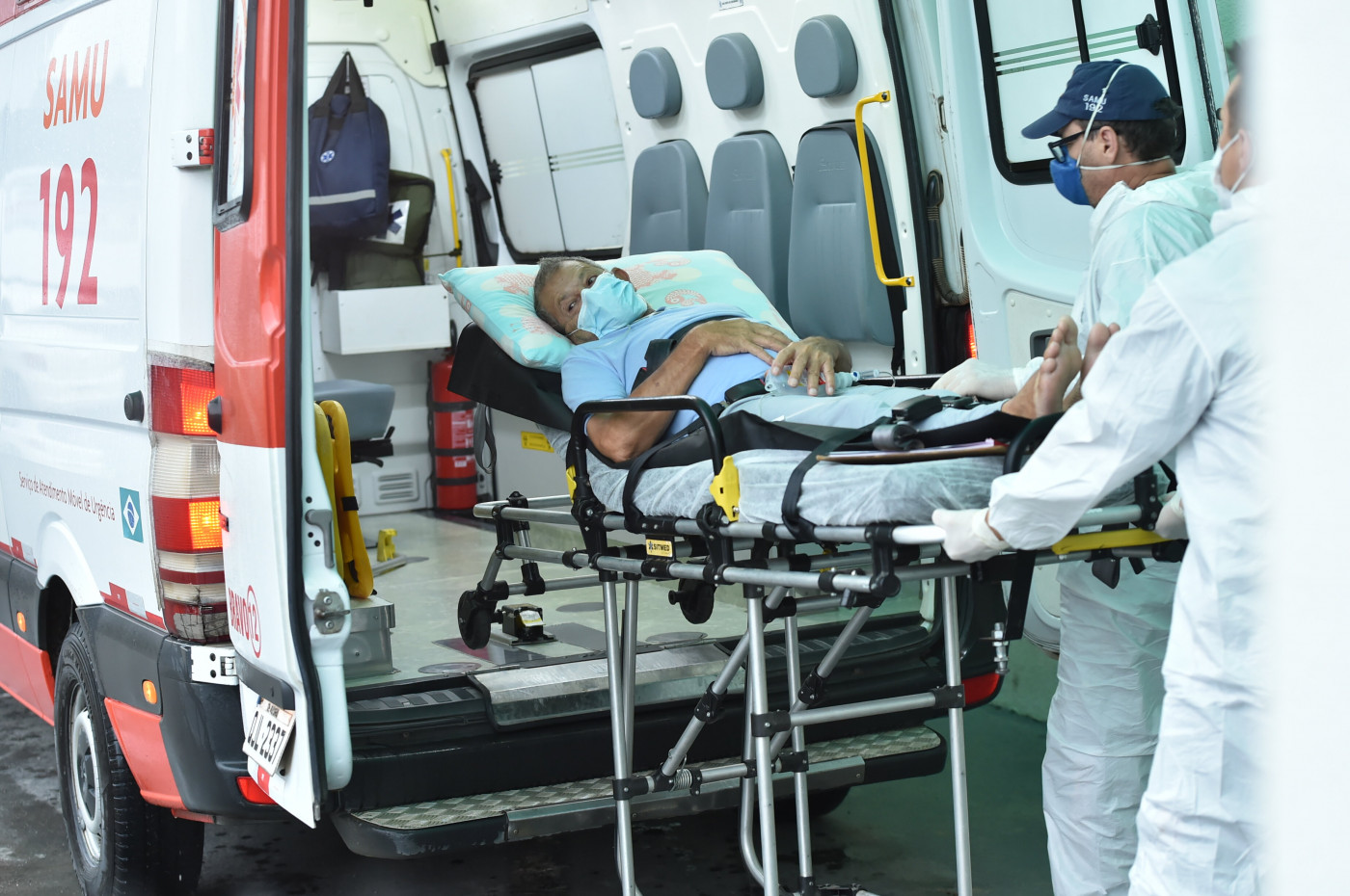 Paciente sendo retirado da ambulância