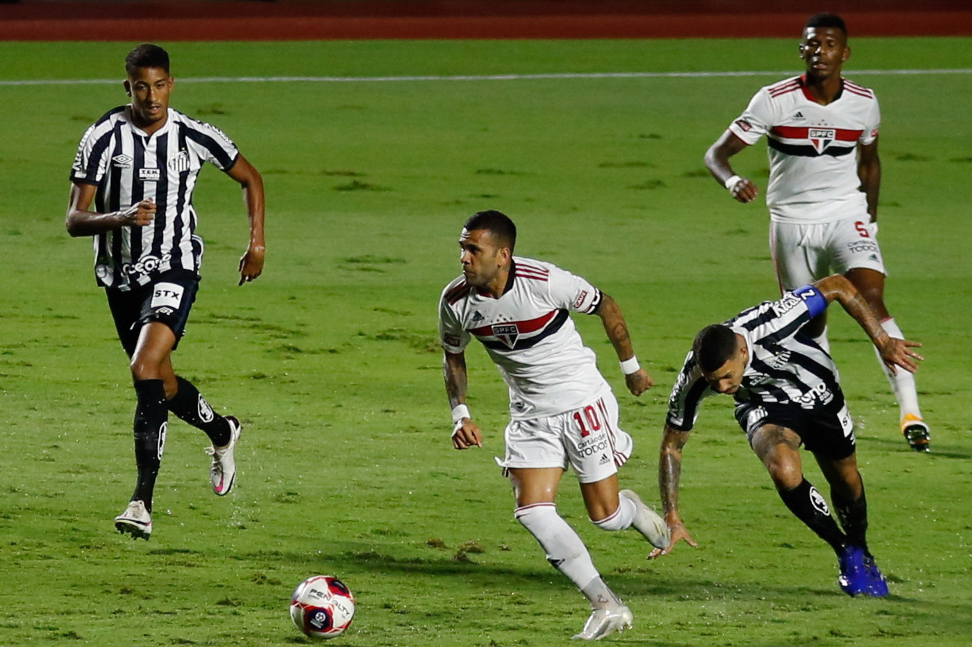 Daniel Alves conduz a bola durante São Paulo x Santos