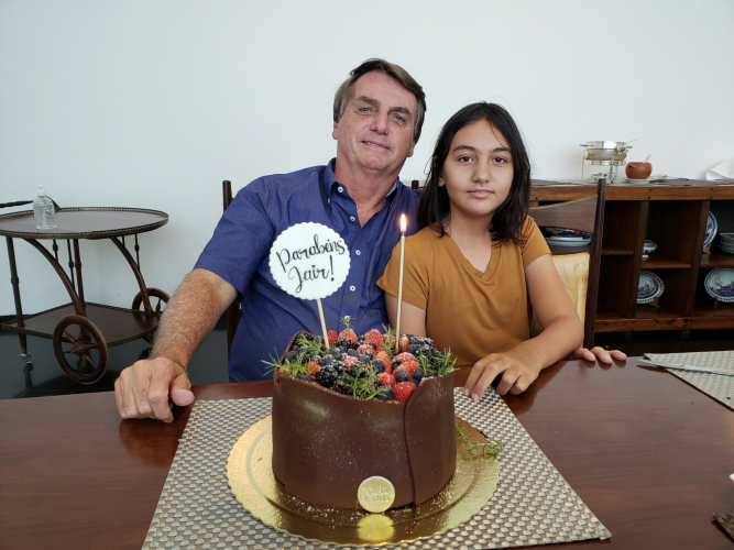 Tweet Jair M. Bolsonaro Qjairbolson - É hoje é o dia da Laura -  Nossos parabéns - Pelos seus