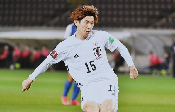 Jogador da seleção japonesa fazendo gol durante partida contra a Mongólia