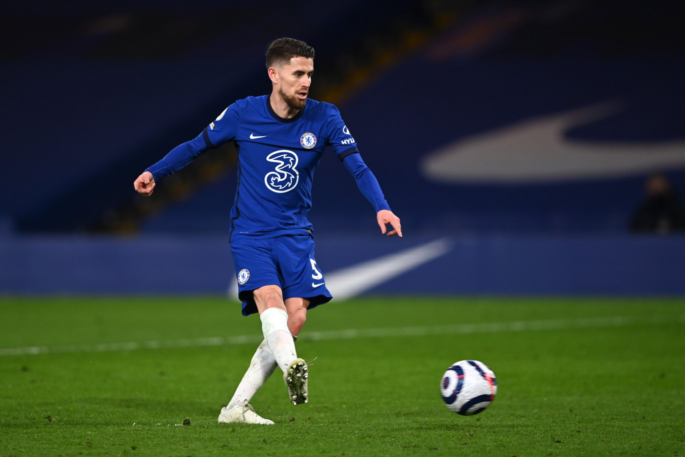 Jorginho cobrando pênalti para o Chelsea contra o Everton