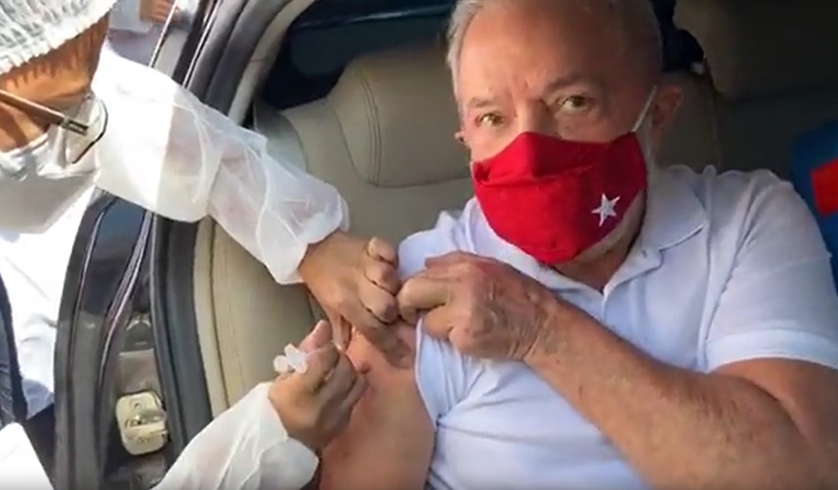 Lula é vacinado dentro do carro