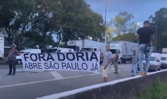 Caminhoneiros bloqueiam vias em protesto contra restrições em SP; rodízio é suspenso