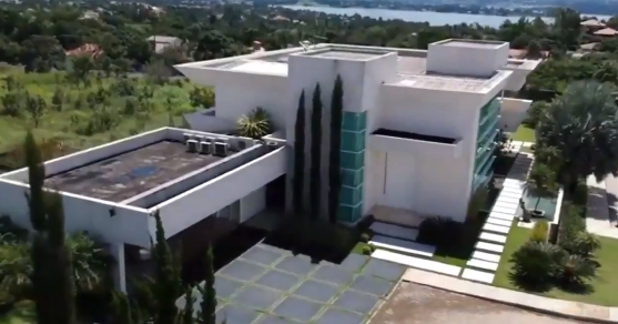 Print de vídeo de divulgação da construtora/ mansão de Flávio Bolsonaro