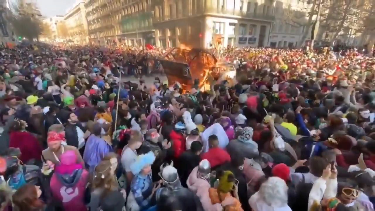 Carnaval de rua ilegal em Marselha, na França, atrai 6.500 pessoas em meio à pandemia do novo coronavírus
