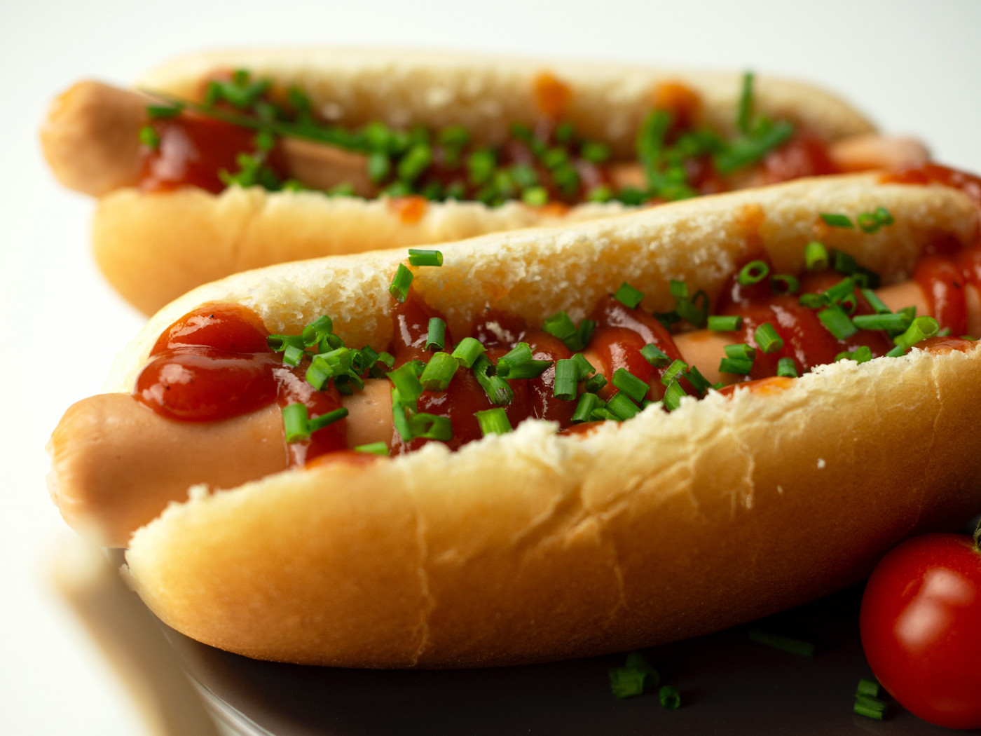 Imagem com dois sanduíches do tipo hot dog