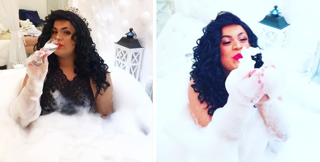 duas fotos lado a lado de mc maylon de vestido de noiva, uma assoprando bolhas de sabão e outra dentro de uma banheira com bolhas de sabão. ele está de cabelo longo cacheado