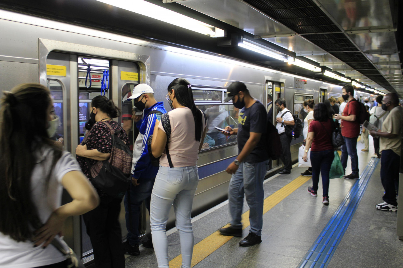 Passageiros aguarda para entrar no metrô de São Paulo