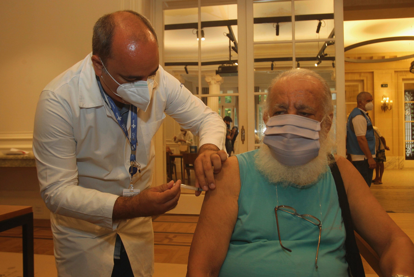 idosos se vacinando no Rio de Janeiro