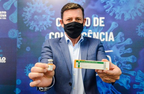 Prefeito de São Bernardo do Campo, Orlando Morando, celebra a vacina contra a covid-19