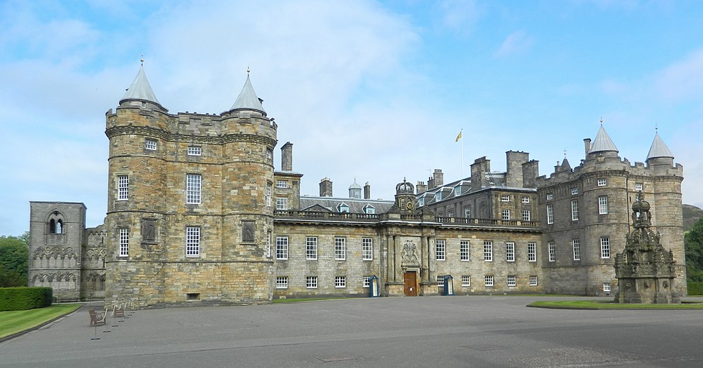 Palácio de Holyroodhouse, em Edimburgo, na Escócia, acionou um esquadrão anti-bomba após encontrar pacote suspeito
