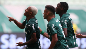 Jogadores do Palmeiras comemorando Gol