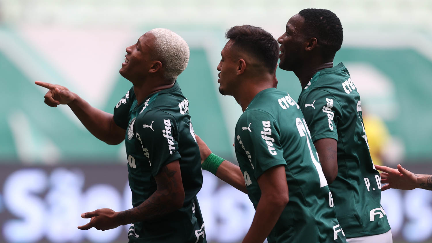 Jogadores do Palmeiras comemorando Gol