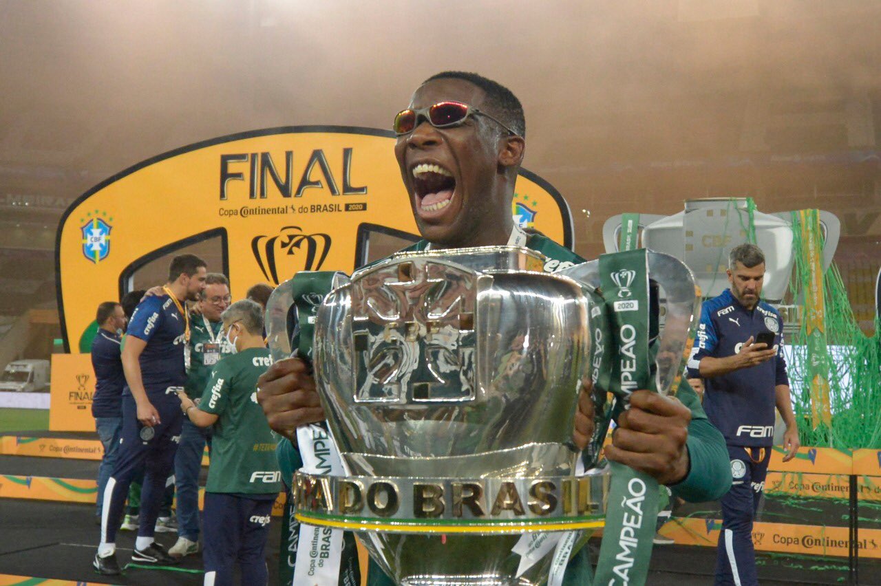 Patrick de Paula com a taça da Copa do Brasil 2020