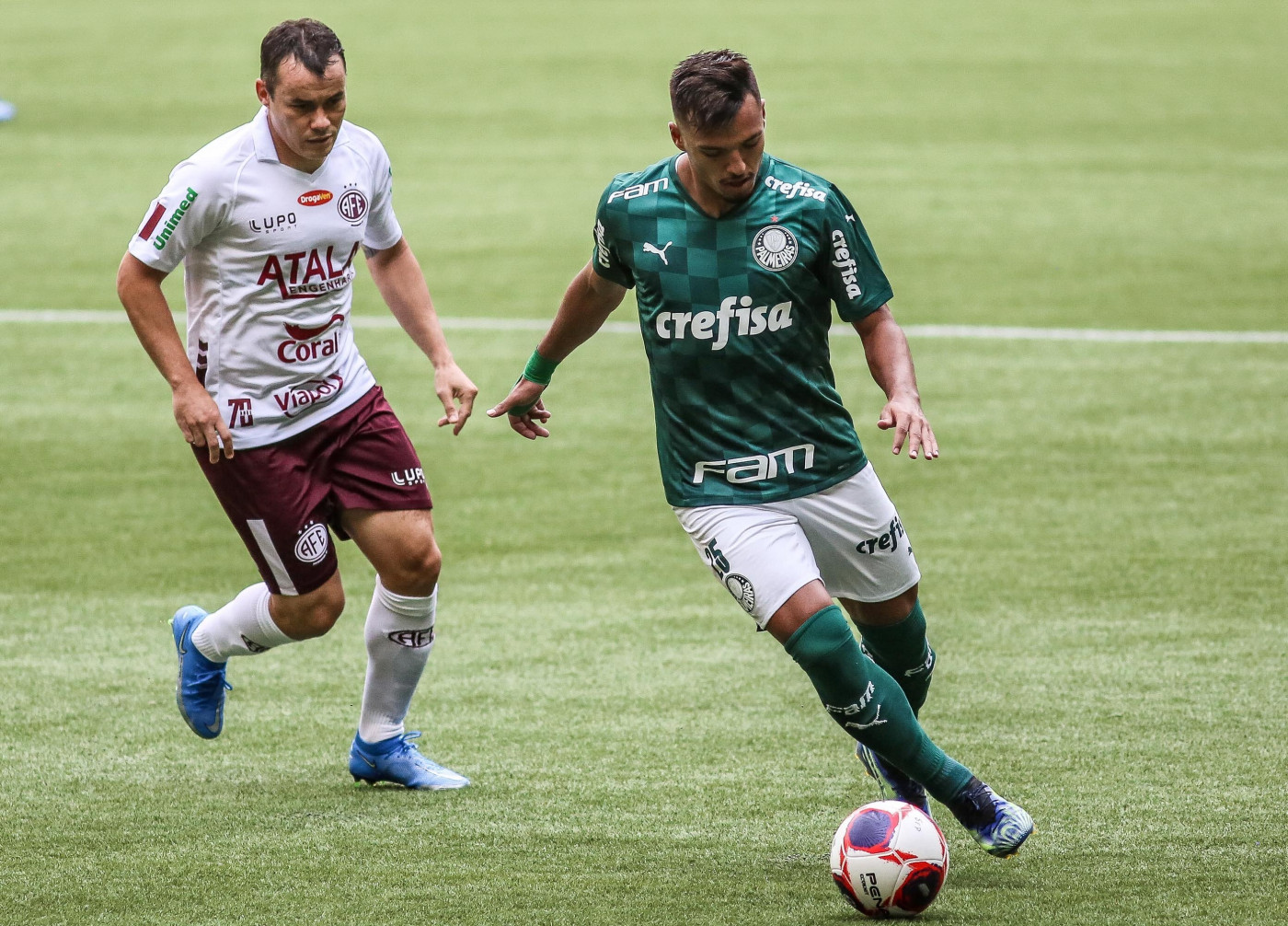 Gabriel Menino, do Palmeiras, disputa lance com Renato Cajá, da Ferroviária