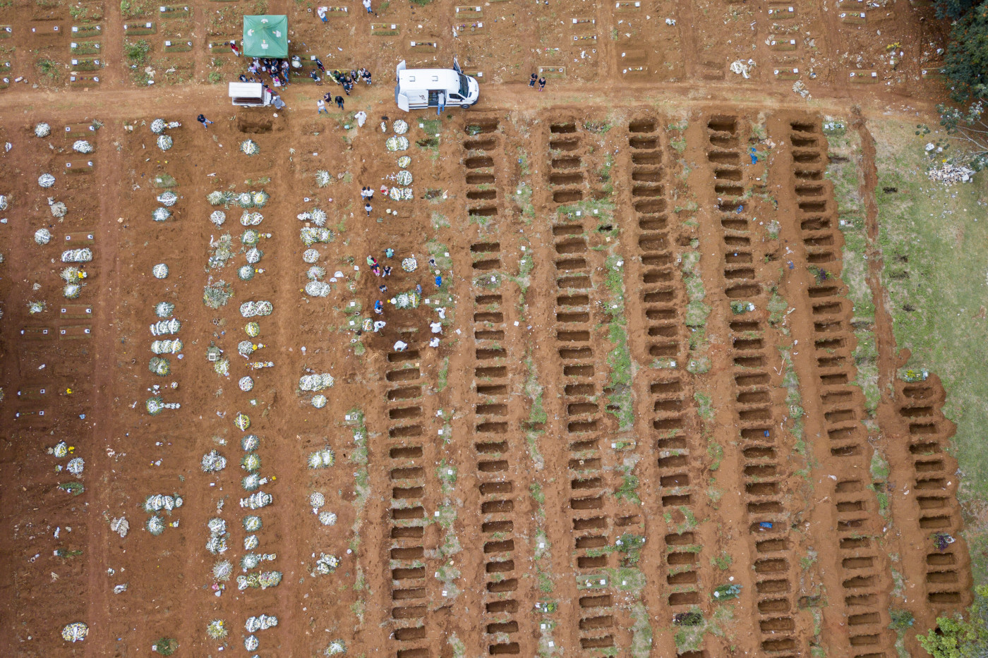 Imagem aérea de covas sendo abertas no Cemitério da Vila Formosa, em São Paulo