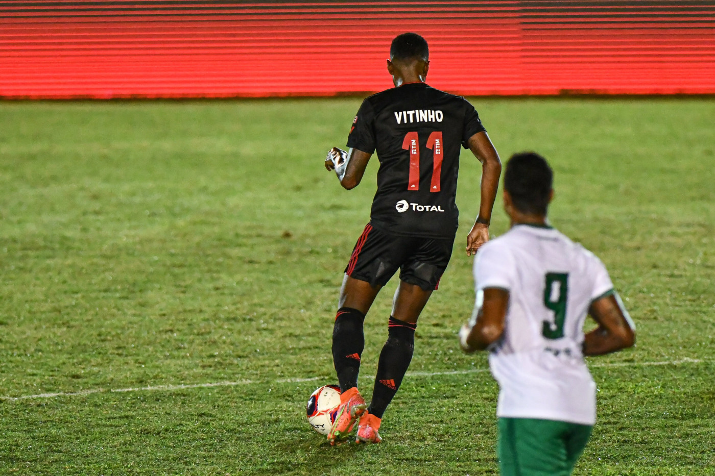 Jogador do Flamengo conduz a bola