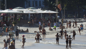 Banhistas curtem a praia de Copacabana, no Rio, mesmo com restrições